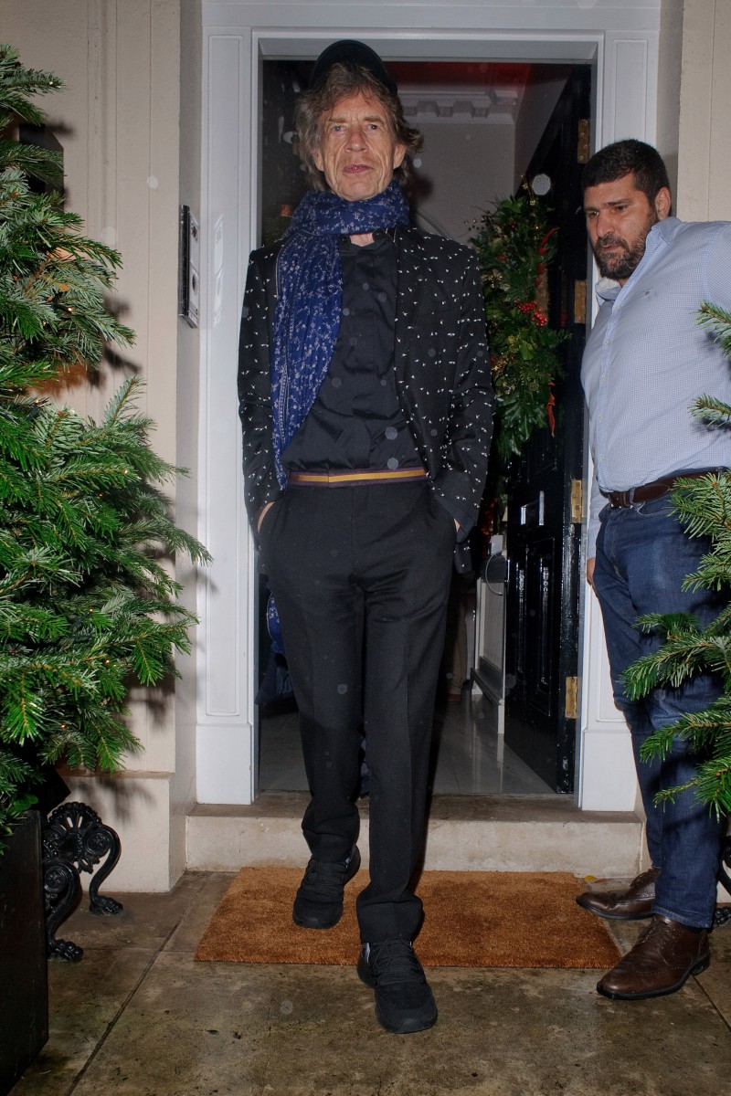 Mick Jagger was pictured heading to the event as well, wearing a blue scarf to stay warm