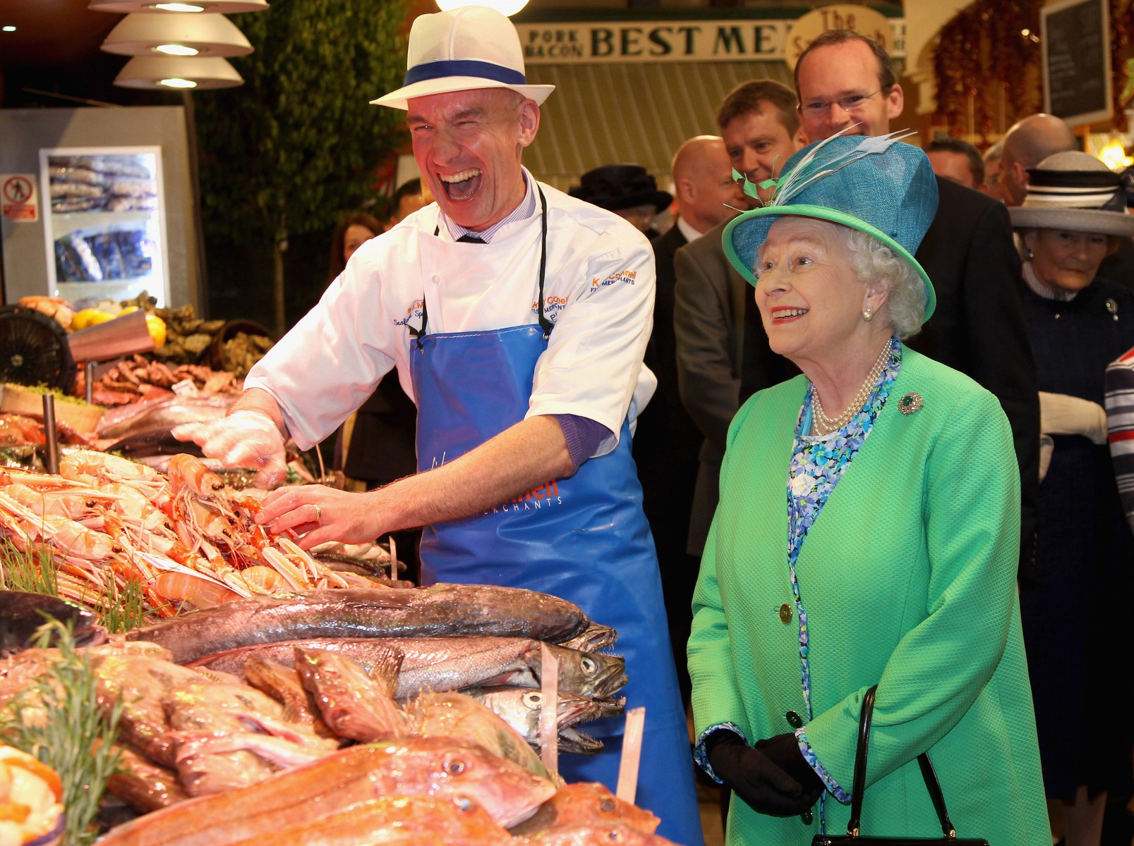 The Queen chats to fishmonger Pat O'Connell at the English market in Cork