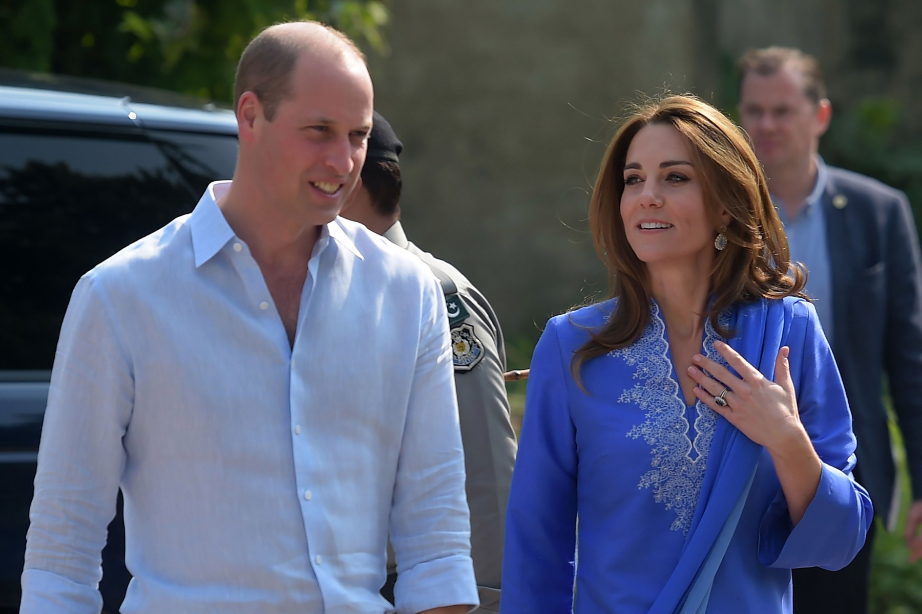 Prince William and Kate were gifted cricket bats while in Pakistan