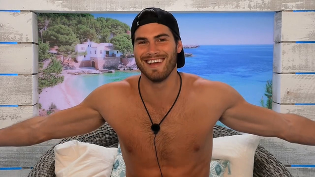 Love Island’s Justin leaves fans cringing as he reveals his bulge ...