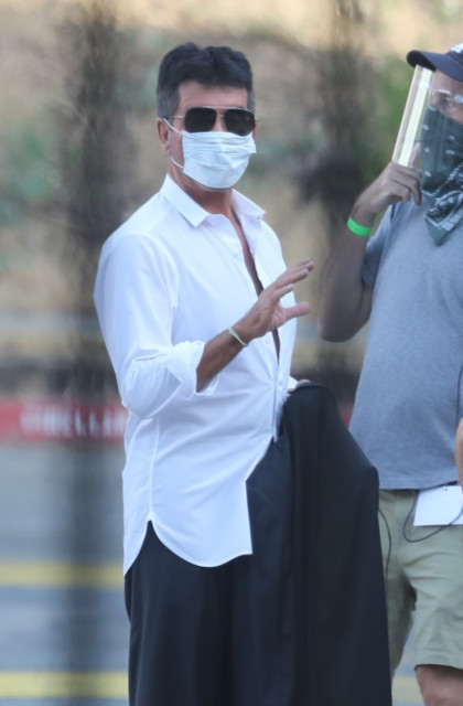 Simon spotted wearing his mask