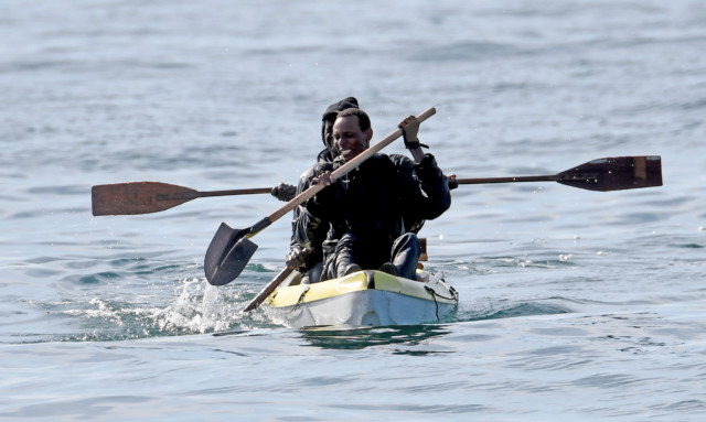 A dinghy rower with only a shovel is all smiles