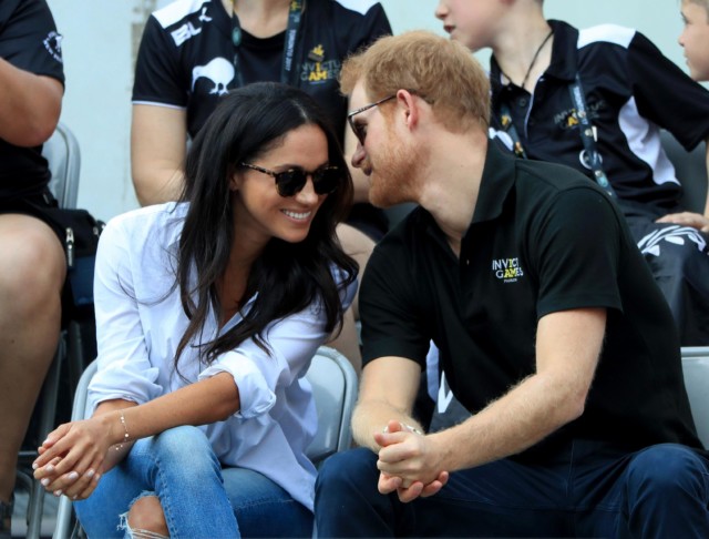  Prince Harry whispered intimately into his girlfriend's ear