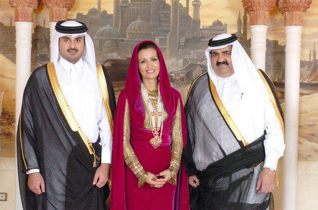 Sheikh Hamad Bin Khalifa Al Thani (R) poses with his wife Sheikha Moza Bint Nasser Al Missned and their son Sheikh Tamim Bin Hamad Al Thani