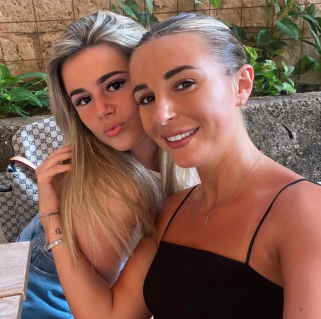 Dani Dyer, 24,  posed up with her lookalike sister Sunnie, 14