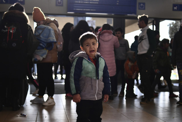 This heartbreaking picture shows a little boy crying at the train station